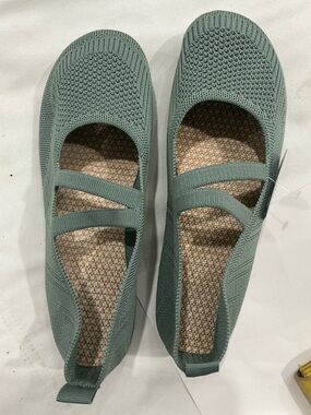 Size 9 new shoe in a sage green. Extremely comfortable for running about
